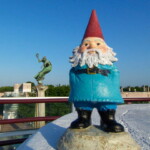 <b>Gnorm and Queen Charlotte - </b> It kind of looks like the good Queen is getting blown off her pedestal by some jet exhaust. (05/25/07) Gnorm-and-Queen-Charlotte