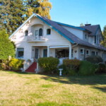 <b>Hogland House - </b>The Hogland House was built in 1906 and the current owners have lovingly restored it and the furnishings to that time period creating a 2 bedroom B & B. Each room also has all the comforts of the 21st century; phone, TV, DVD player and wireless internet. (09/29/06) Hogland House