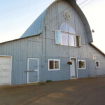 <b>Barn House - </b>This is a working barn, but one end has been converted into Scott and Beth's living quarters. The first floor has the kitchen office area and the upstairs is their bedroom. (09/29/06) Barn House