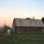 <b>Barn 2 - </b>Friday night we went to Beth's parents, Les and Janie's house for dinner. They also live on a farm about 10 minutes away from Scott and Beth. This is their barn in the fading daylight. (09/29/06) Barn 2