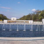 <b>World War II Memorial III - </b>In fact the Memorial is so big that even on my second attempt at a panoramic shot to take it all in, I failed miserably. (04/10/2007) World War II Memorial III